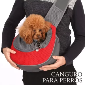 hombre llevando su perro en un canguro para perros de color rojo